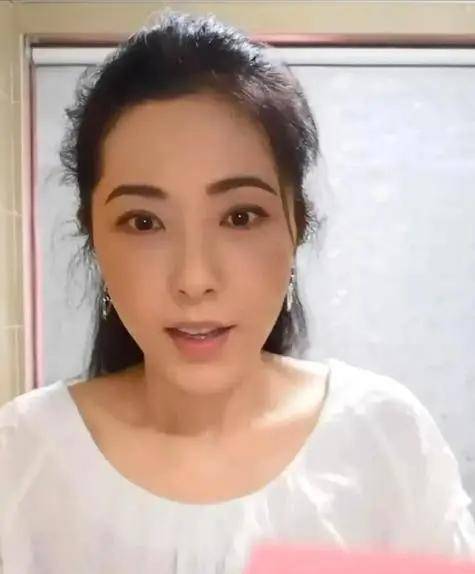 曾黎正面素颜工作照，真实之美的力量
