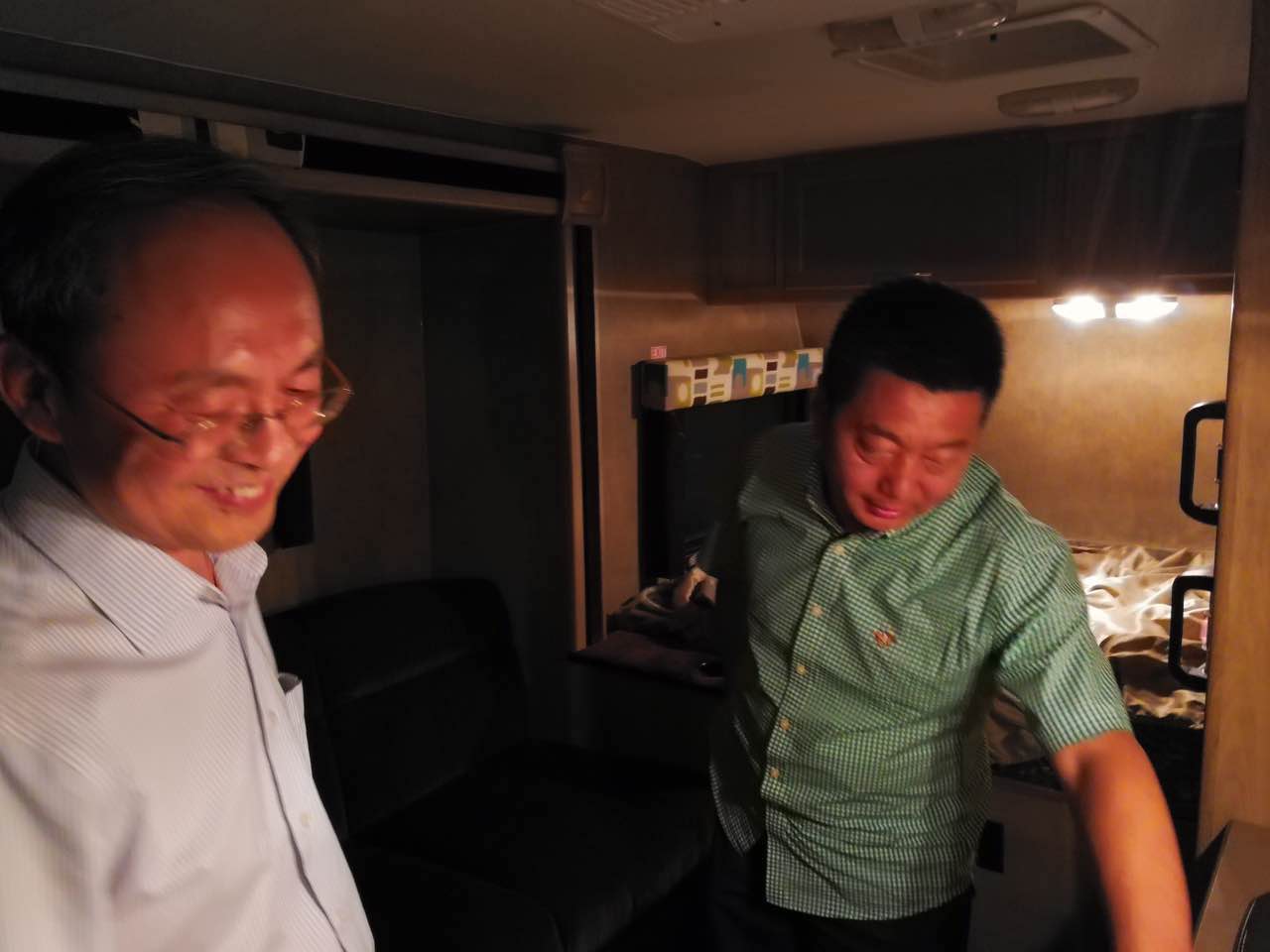 省长夜访，走进一家独特的咖啡店