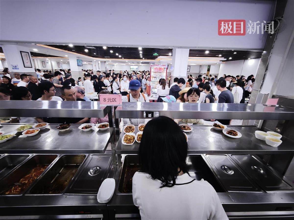 荣昌政府食堂的猪肉盛宴，游客的味蕾狂欢