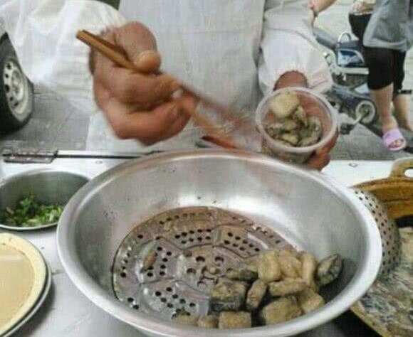 年轻人摆路边摊，城市新风尚的兴起与挑战