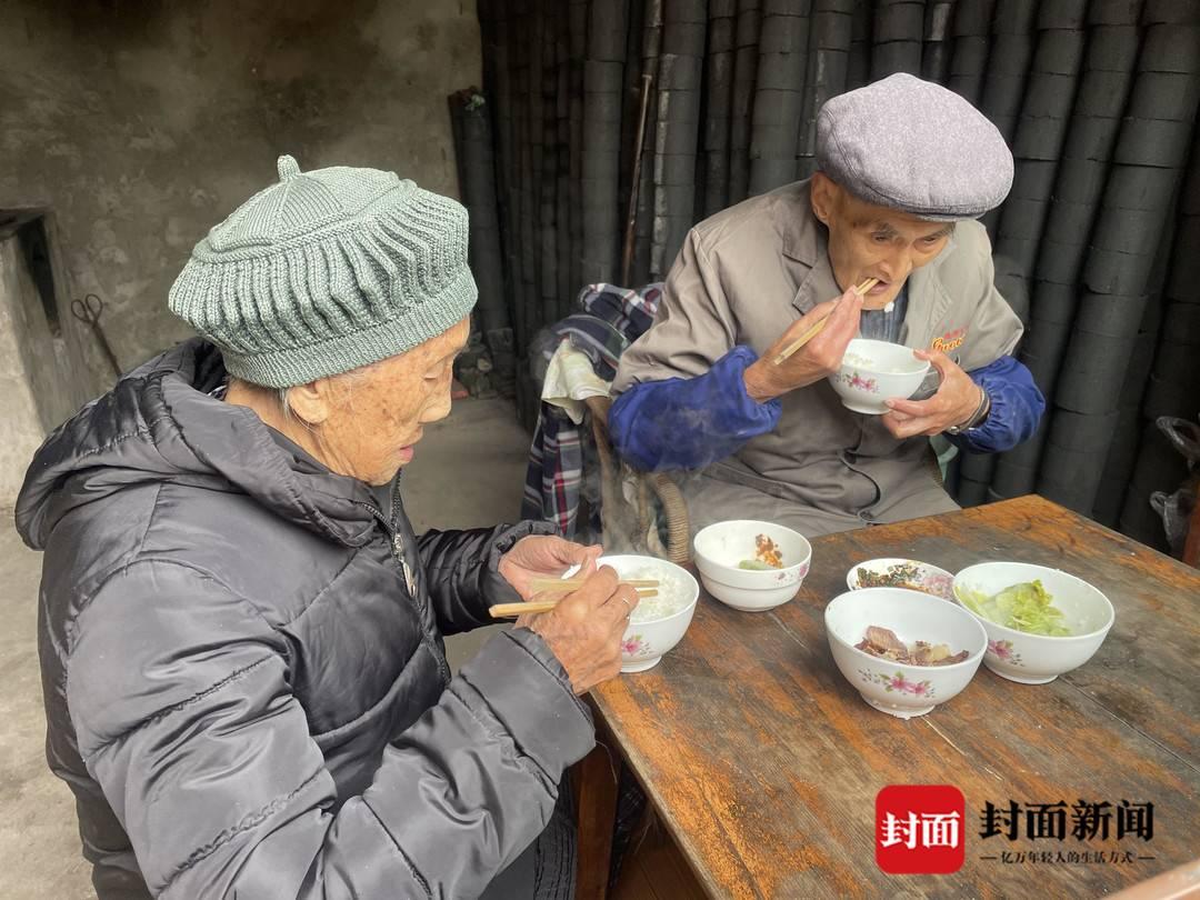 年轻人摆路边摊，城市新风尚的兴起与挑战
