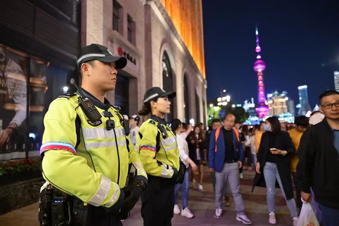 外滩美女特警成外国游客打卡点