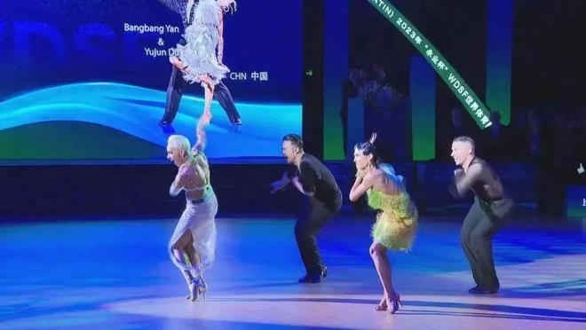 媒体，运动会后退演出服是谁的馊主意？