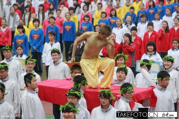媒体，运动会后退演出服是谁的馊主意？