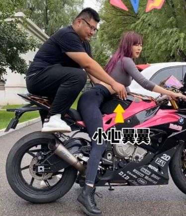 张小婉，神奇的导师，将众人转化为摩托车高手