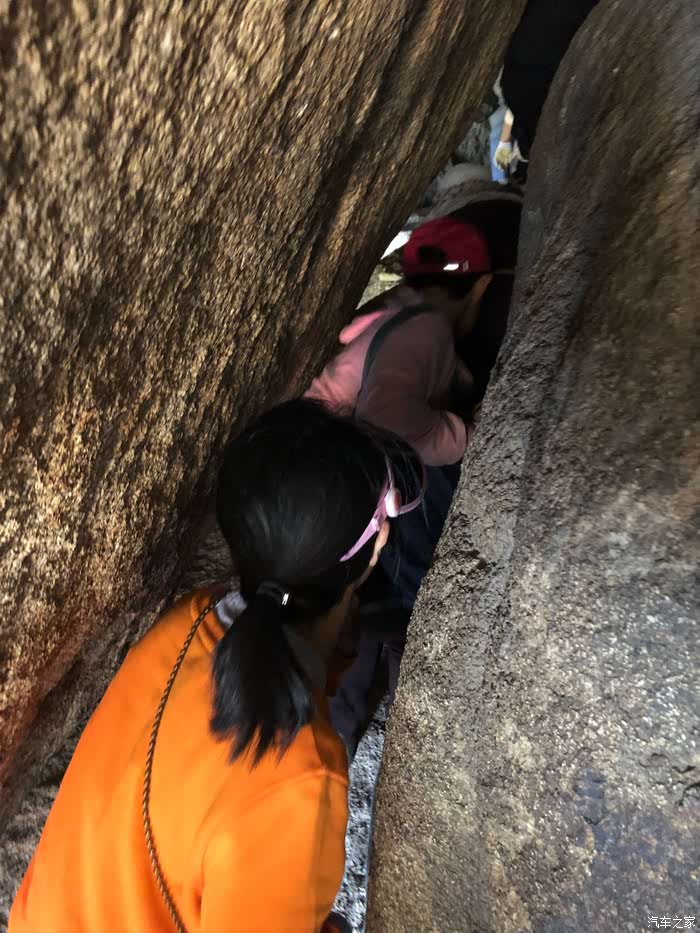 男子爬山卡在一线天，朋友笑到扶墙——一场笑中带泪的户外冒险