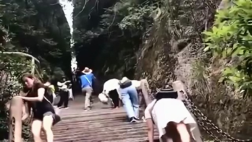 男子爬山卡在一线天，朋友笑到扶墙——一场笑中带泪的户外冒险