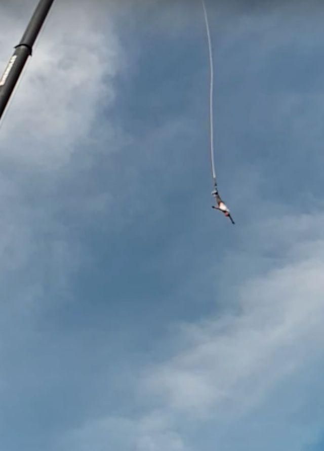 男子未系安全绳蹦极，冒险与挑战的边界