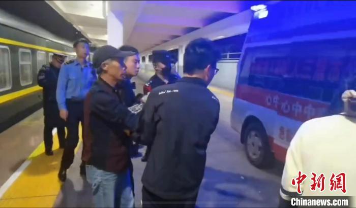 列车进站瞬间，英勇客运员飞身救儿童