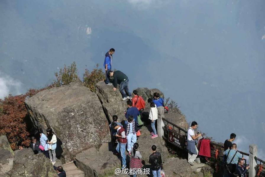 两游客翻护栏险坠崖，一次惊险的旅游经历