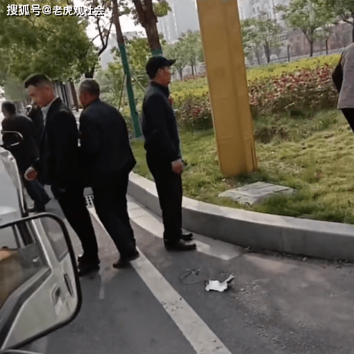 河南老人组团在路口拦婚车背后的故事