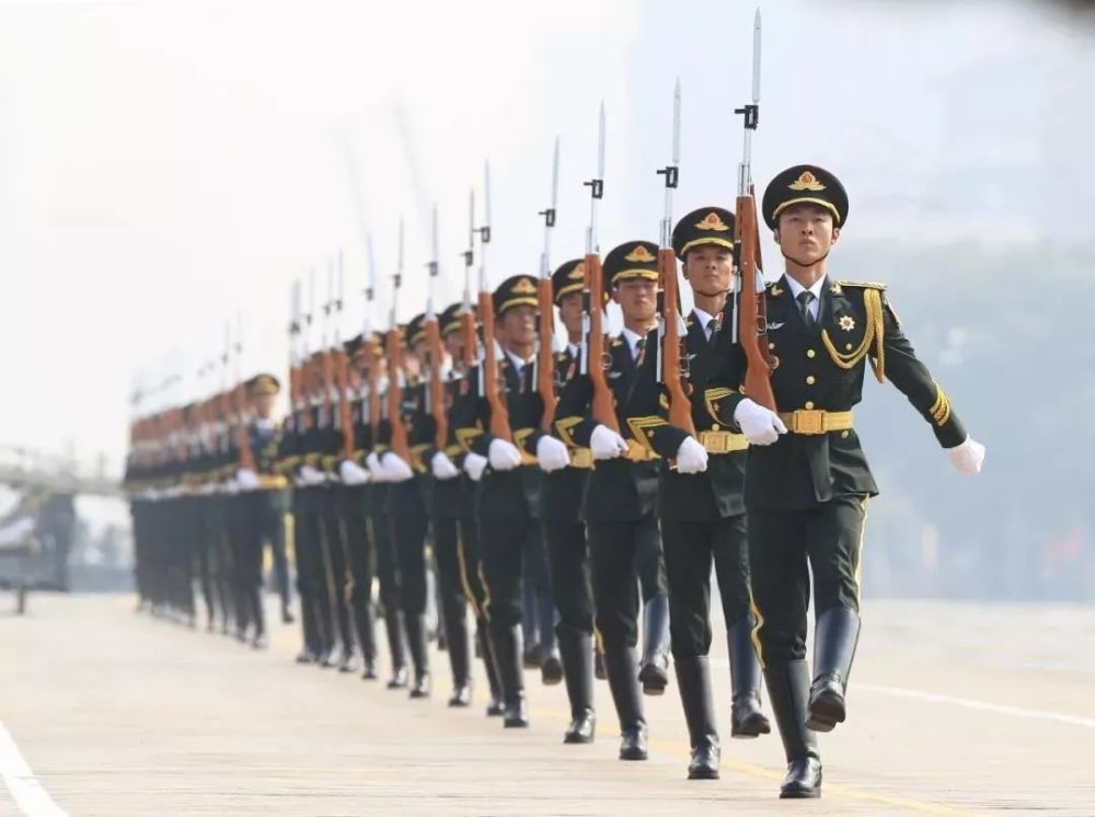 俄罗斯仪仗队少年与中国姑娘的袖章情缘