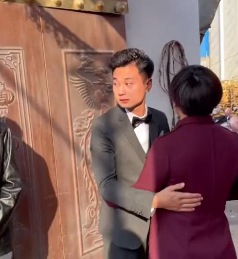 河南大爷大妈组团拦婚车背后的故事