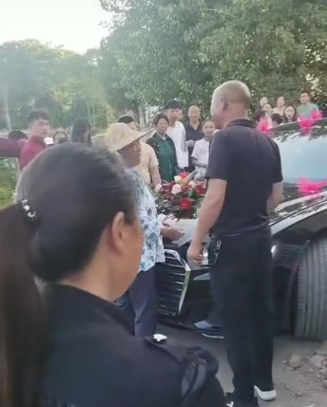 河南老人强拦婚车讨喜烟，特警驱离事件深度解析