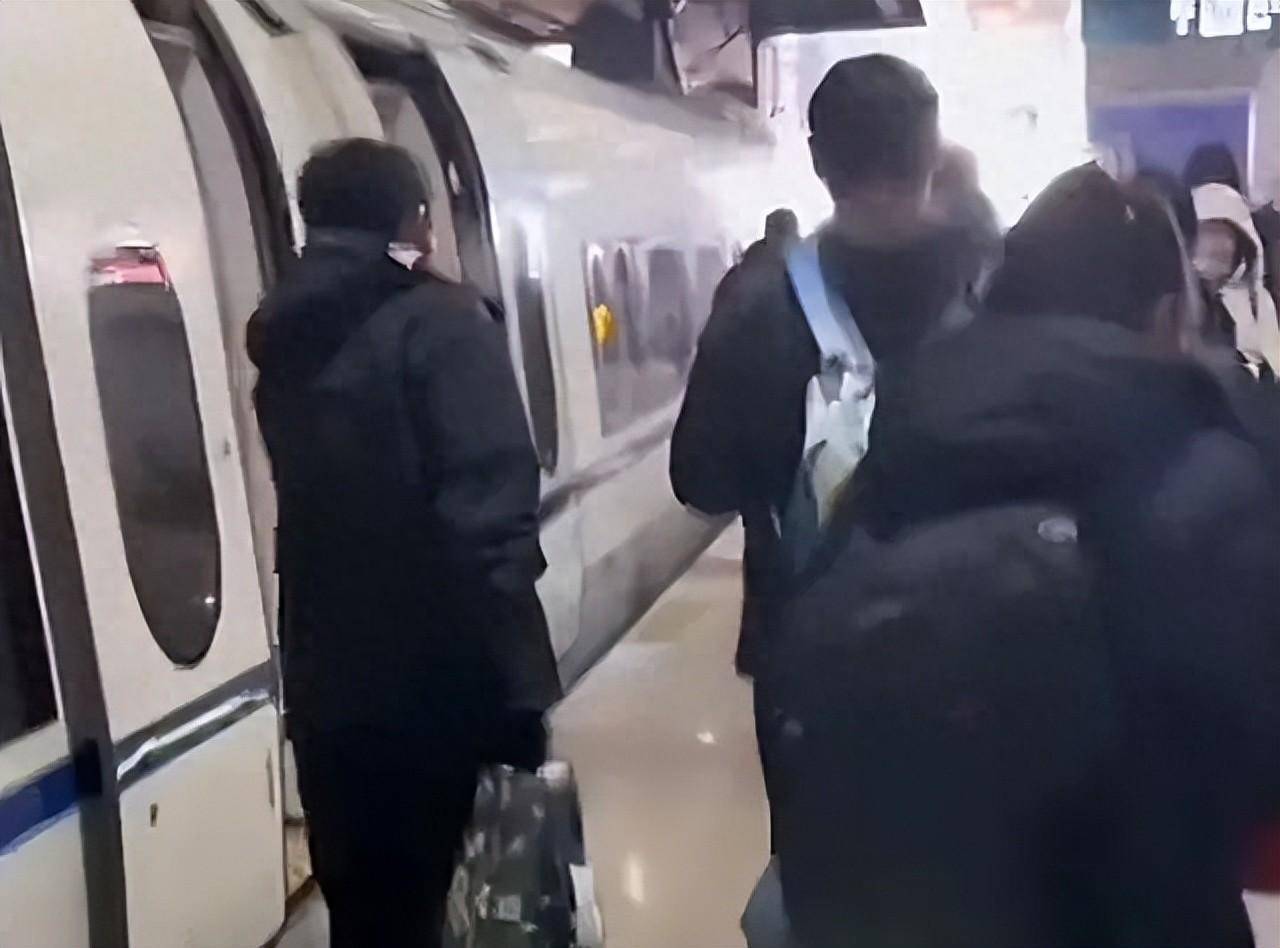 上海铁路事件解析，乘客阻挡高铁关门背后的真相与辟谣