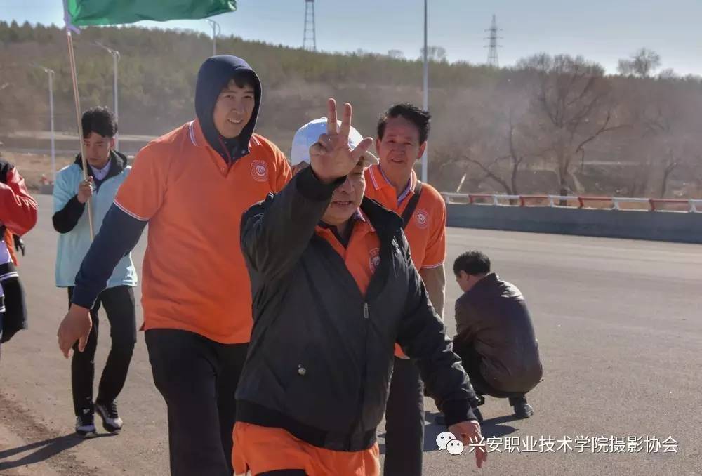 老年徒步健身行活动，焕发活力，健康前行