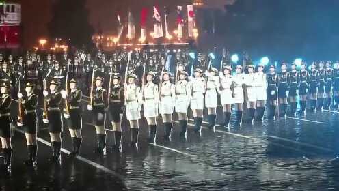 俄罗斯中国女兵表演，跨越国界的英勇与美丽