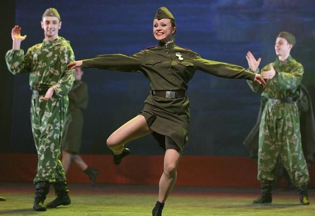 俄罗斯中国女兵表演，跨越国界的英勇与美丽