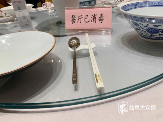 市监局回应女子公筷试吃咸菜后插回事件，公众应树立正确饮食文明观念
