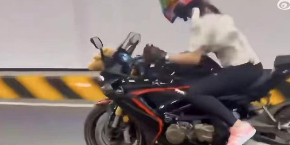 女骑士隧道内直行被撞飞，事故背后的反思与启示