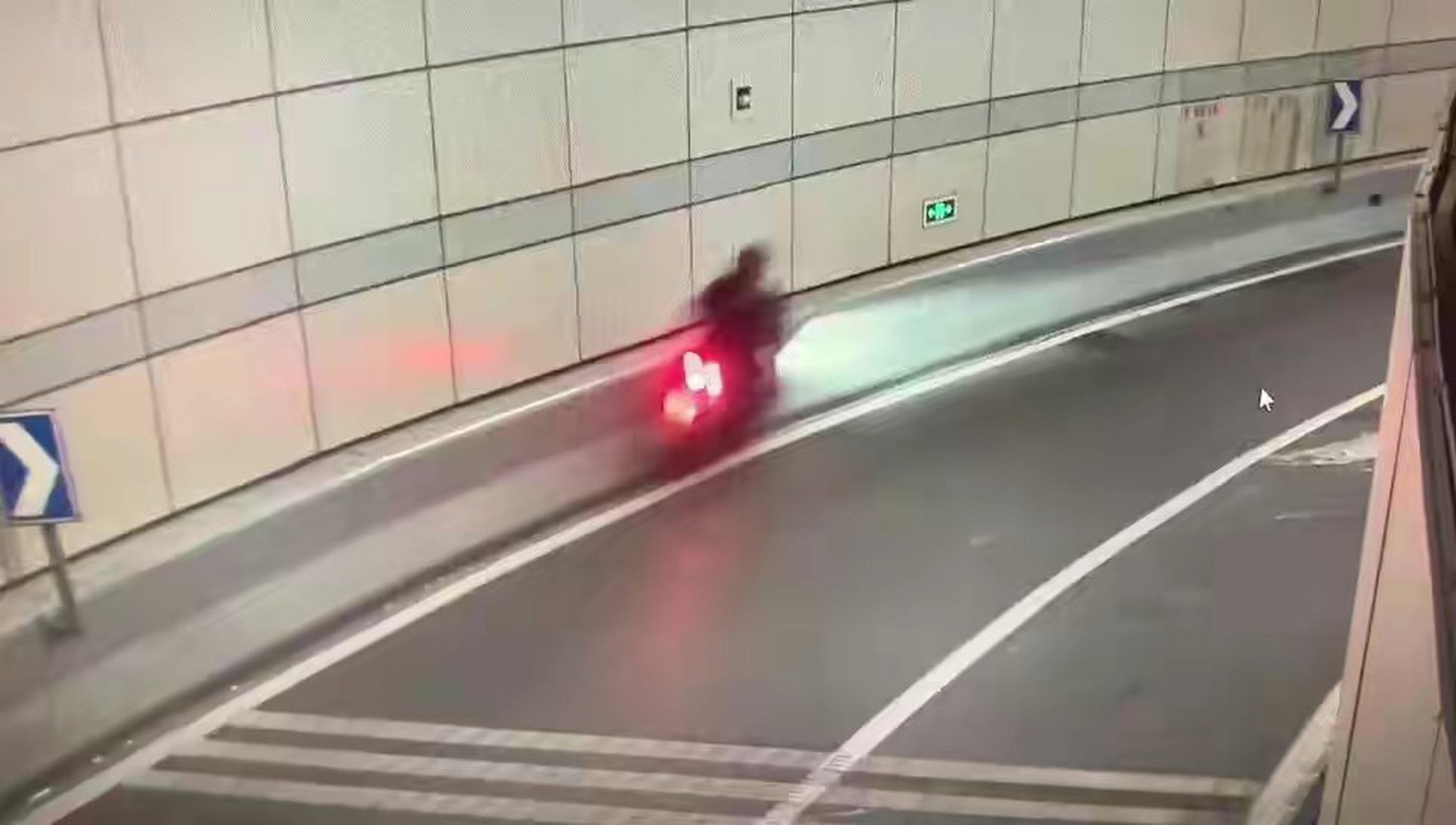 女骑士隧道内直行被撞飞，事故背后的反思与启示