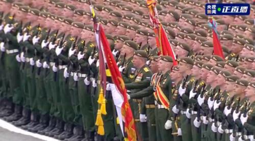 俄女兵亮相红场，短裙军装 英姿飒爽