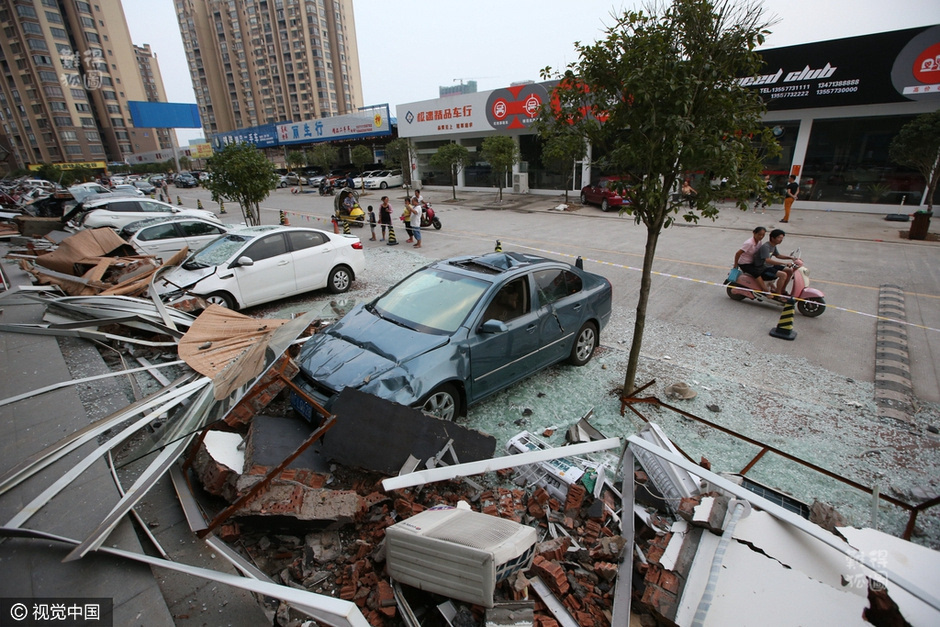 葬礼突遇狂风暴雨，墙体倒塌多人死伤——悲剧背后的警醒与思考