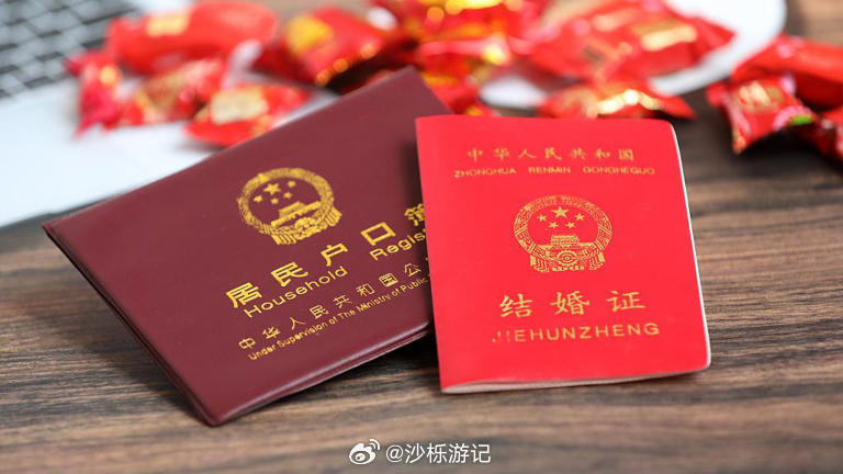 挣脱父母之命与媒体评结婚不要户口本的时代呼声