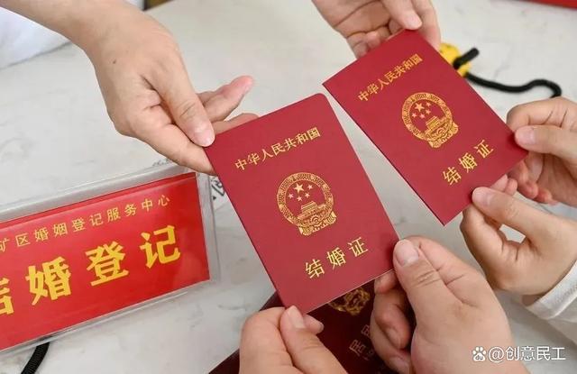 挣脱父母之命与媒体评结婚不要户口本的时代呼声