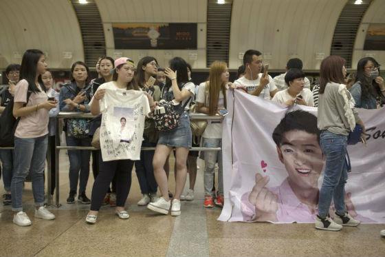 追星堵机场，现象、影响与反思