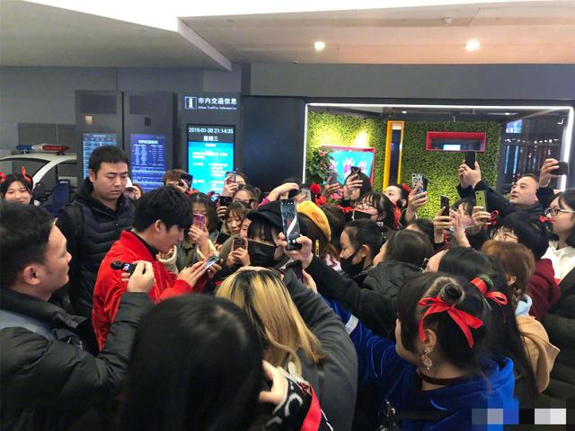 粉丝围堵明星，现象解读与反思