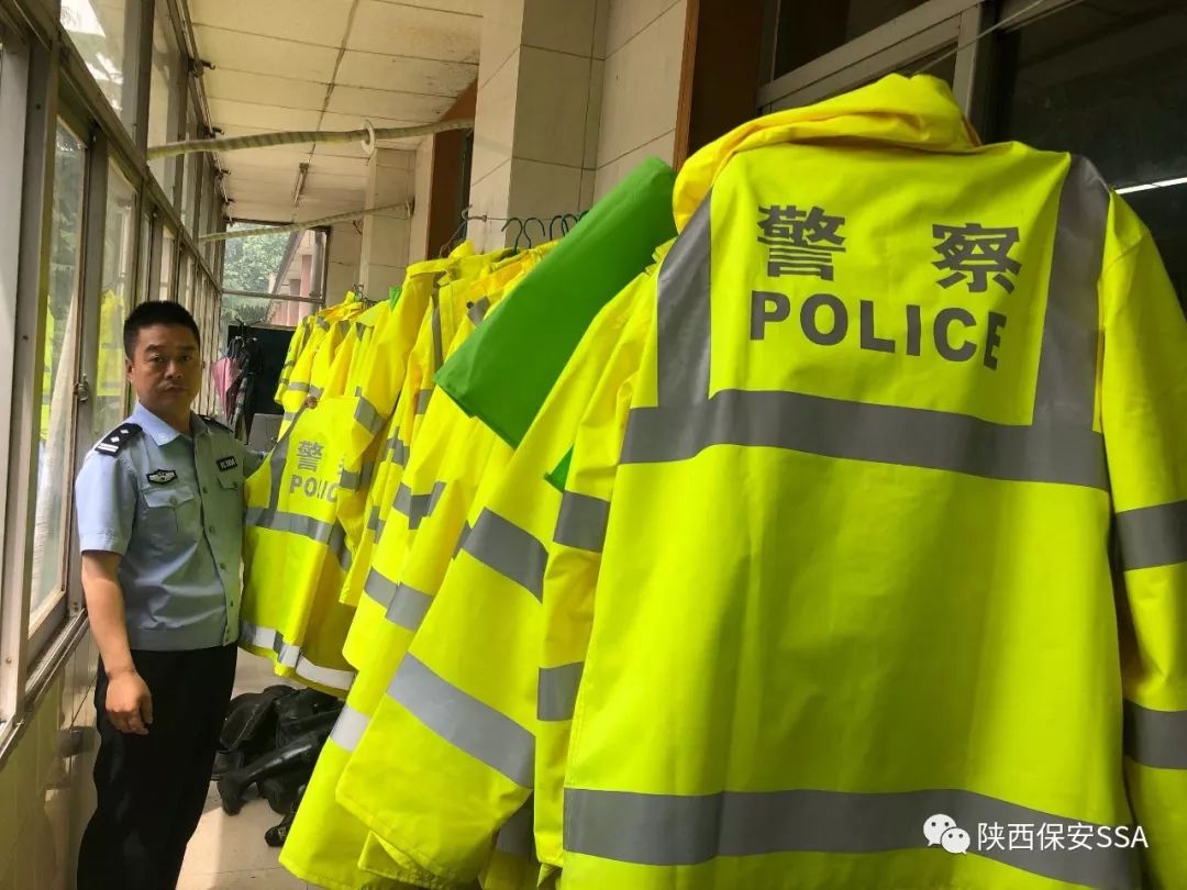 有人穿警察字样雨衣参与丧事，背后的真相究竟如何？