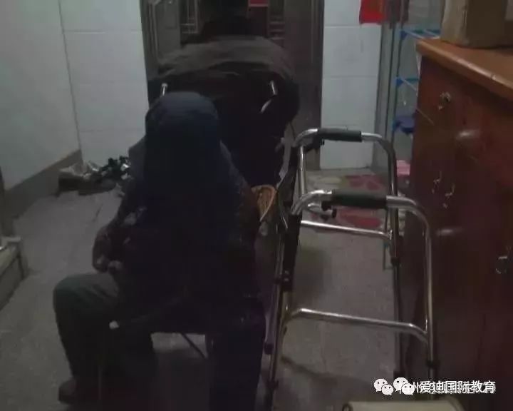 老人被拒门外睡楼道，社会的痛点与呼唤关爱