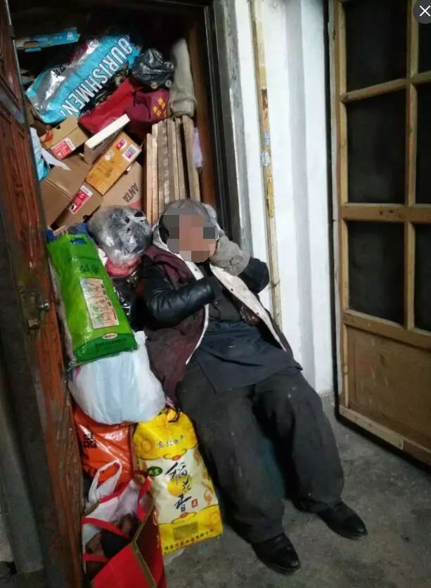 老人被拒门外睡楼道，社会的痛点与呼唤关爱