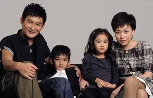 李亚鹏妻子称经济不好要换小房子，现实挑战与家庭抉择
