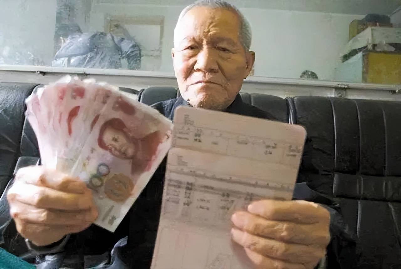 老人存钱在银行病故后怎样取钱？全面解析流程与注意事项