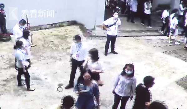 奇迹重逢！男子失踪七年，竟在桥洞中被发现正躺玩手机