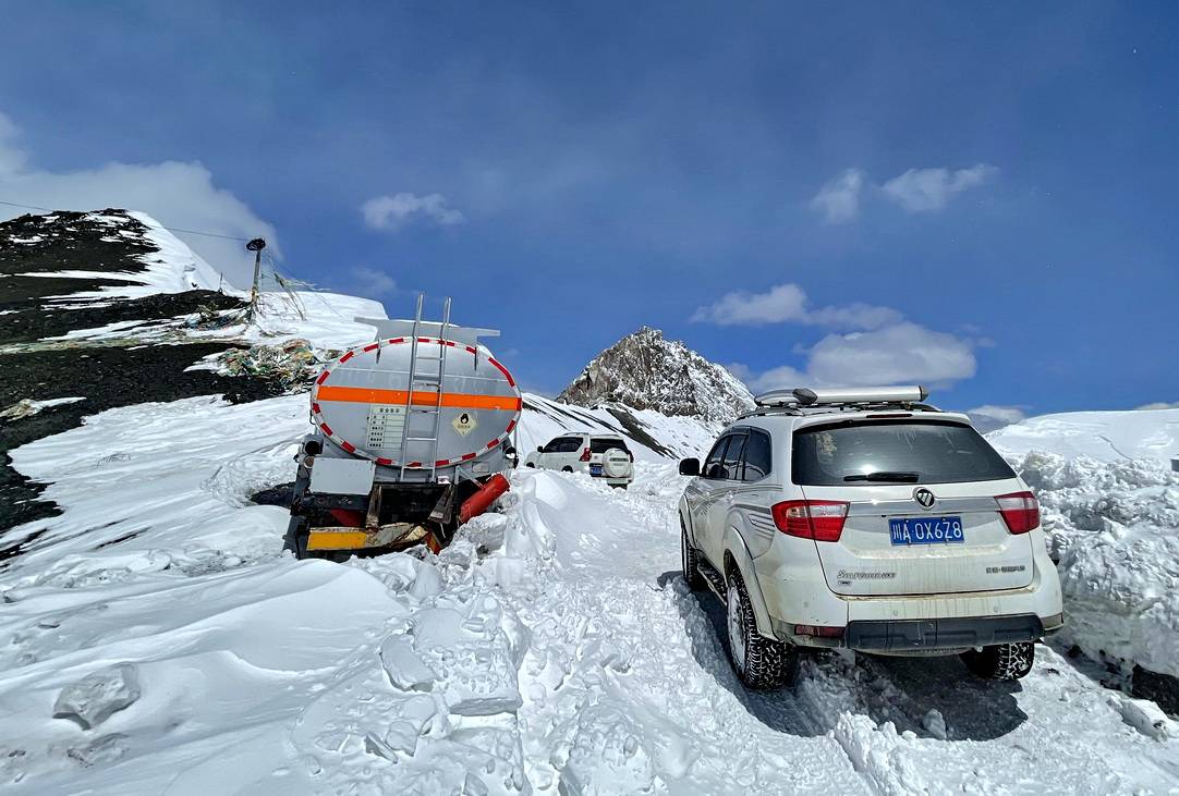 自驾穿越雪山时翻车——一次惊心动魄的冒险之旅