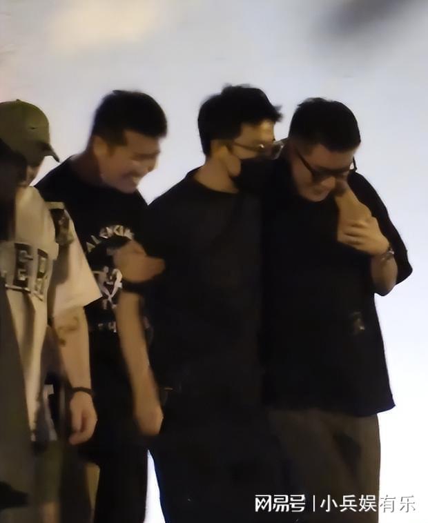 金晨与黄轩深夜聚会，星光下的友情交织