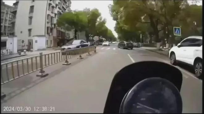摩托车与轿车路口相撞，交警判定轿车全责？一探究竟