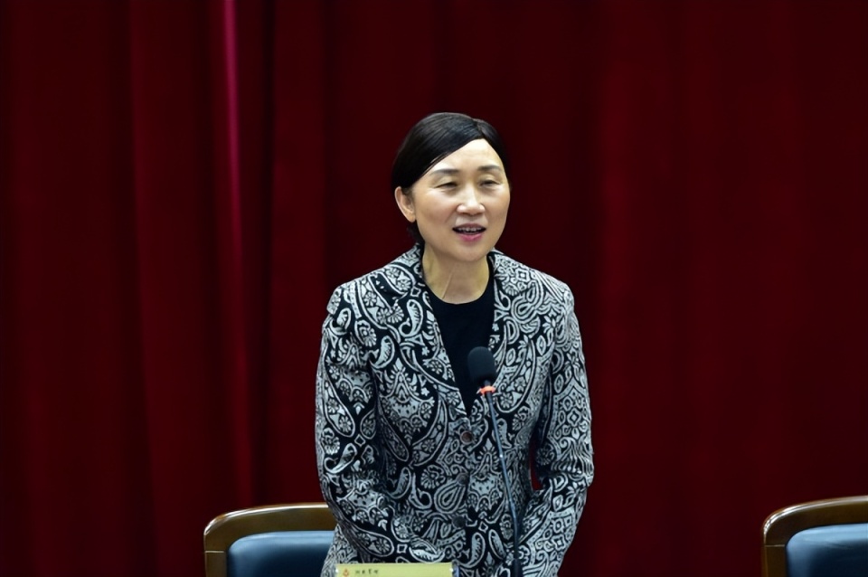 李微微，从教师到正处级干部，四年华丽转身