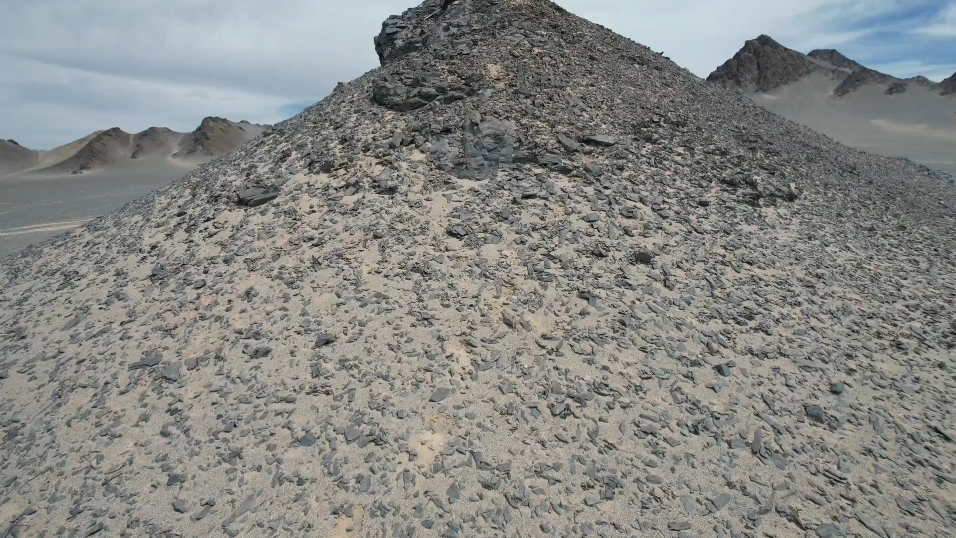 黑独山疑遭捡石褪黑，一场关于自然与人为的热议