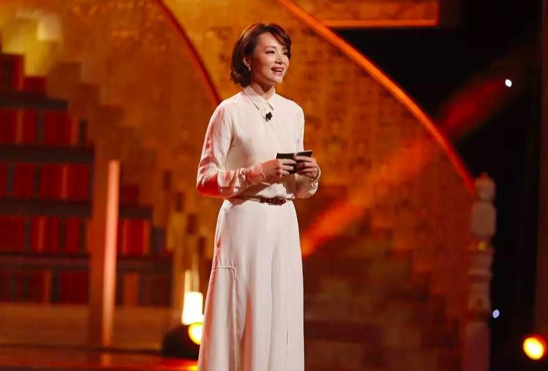 董卿表演，舞台上的璀璨之星
