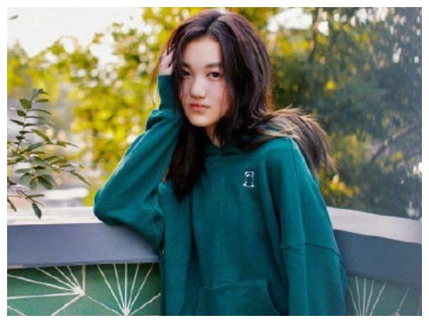 李嫣高中毕业，长发披肩神似王菲，青春绽放时刻