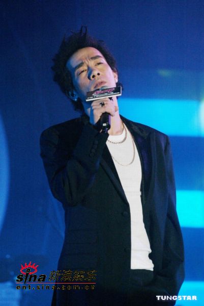 陈小春演唱会现场被郑伊健感动落泪，一场跨越友情的音乐盛宴