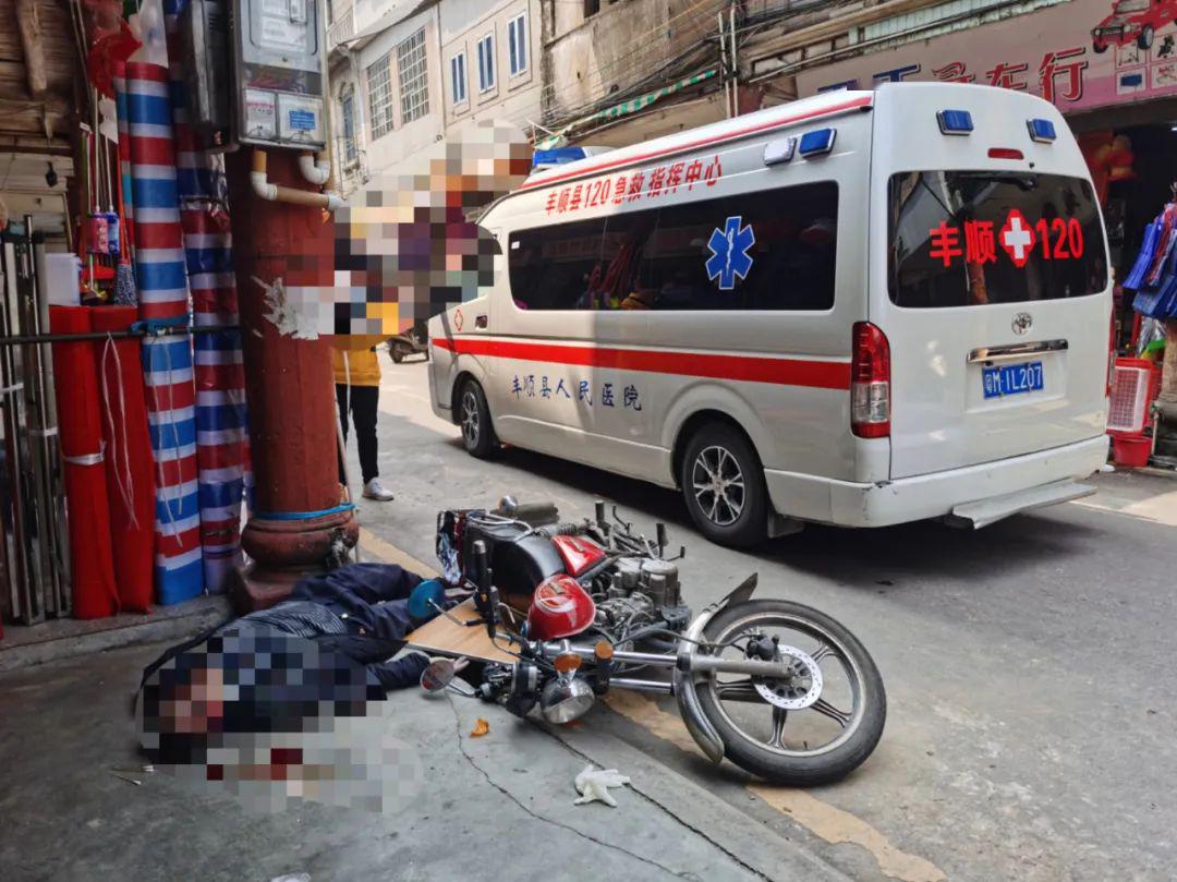 摩托骑手小巷内遭遇悲剧，不幸身亡