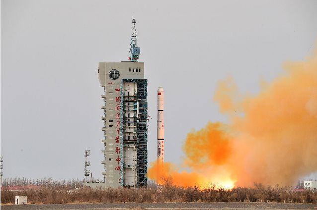 西安城墙上空惊现不明飞行物？实为火箭发射尾迹揭秘