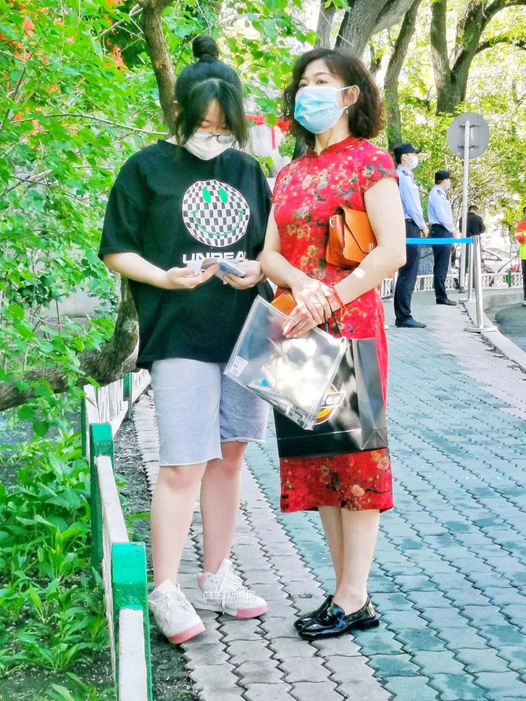 高考穿旗袍拿向日葵的含义解析