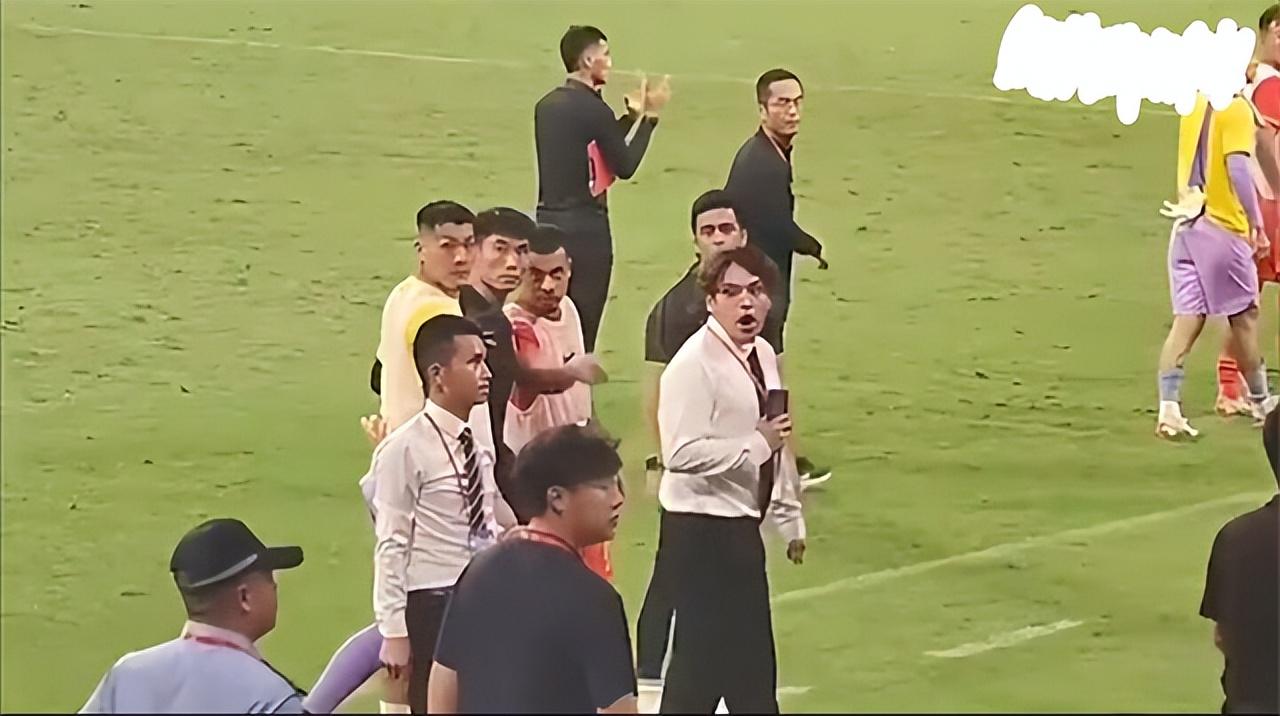 范志毅盛赞王大雷，满分表现，无愧中国足球之光