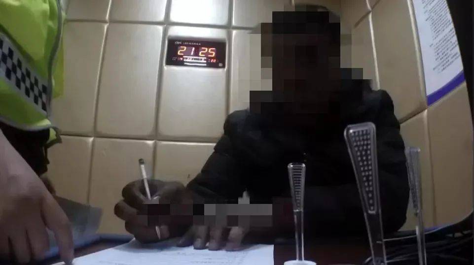 男子因违规着装进车间被劝退，职场规范与个人责任
